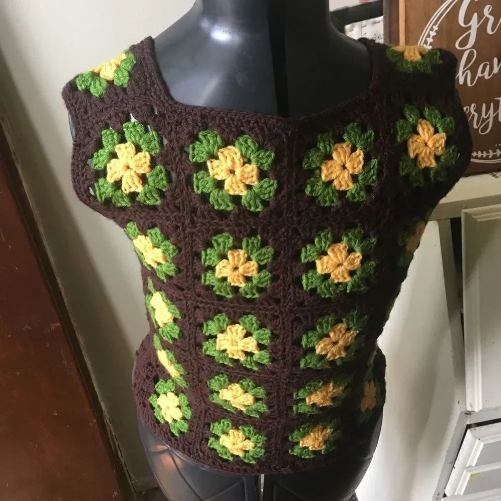 Granny square vintage boho sleeveless craftcore crop top - Picture 2 of 2